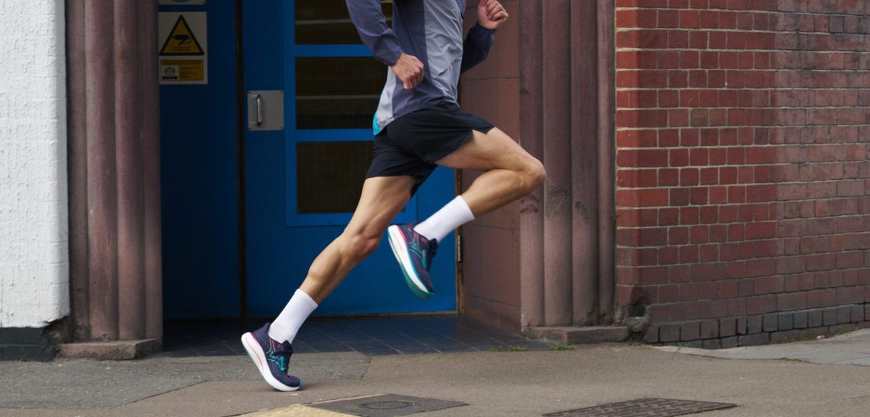 AW25 Running_Wave Rider 29_Action Still_1408