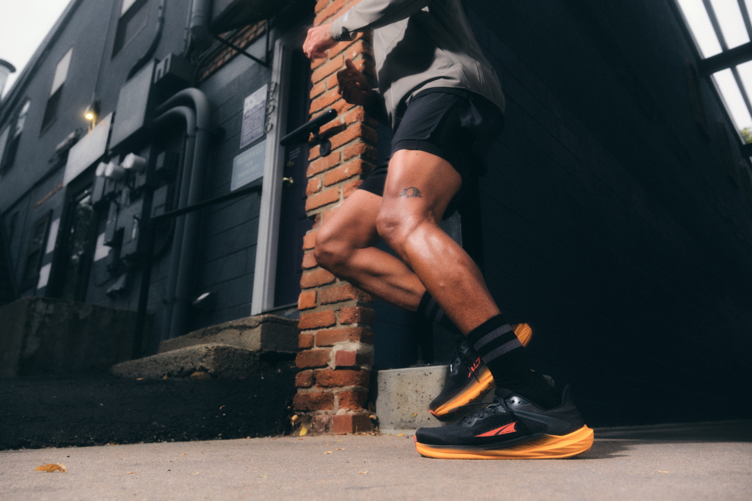 S25_Torin8_Mens_Black-Orange_AL0A85QE_013_00601