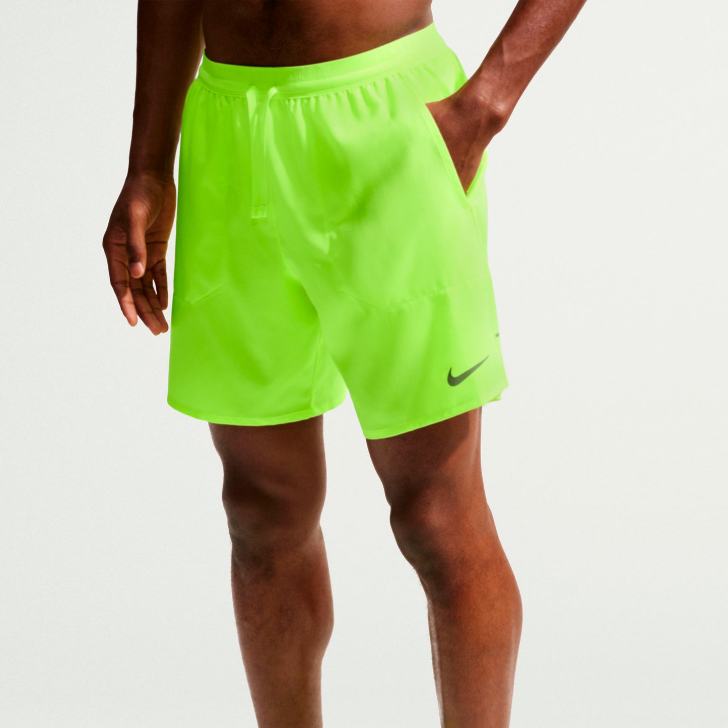 Nike STRIDE 7IN Laufshorts Herren - neongelb, silber