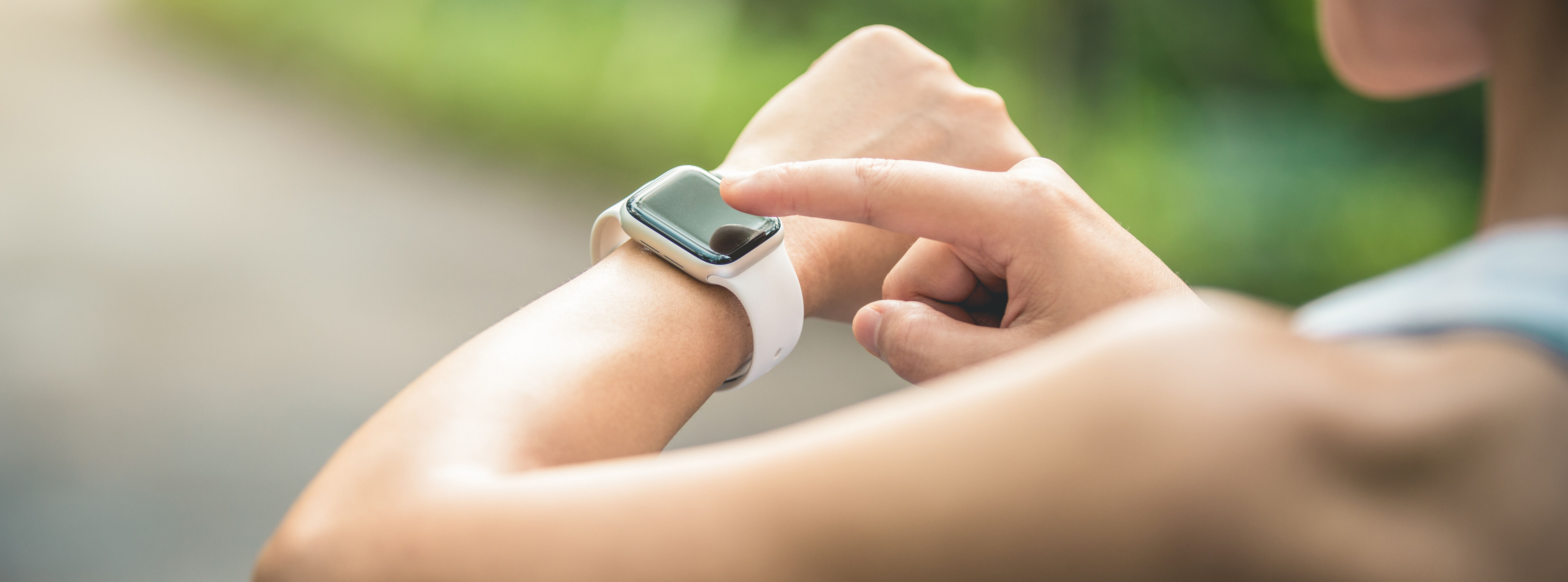 Frau schaut auf ihre Smartwatch