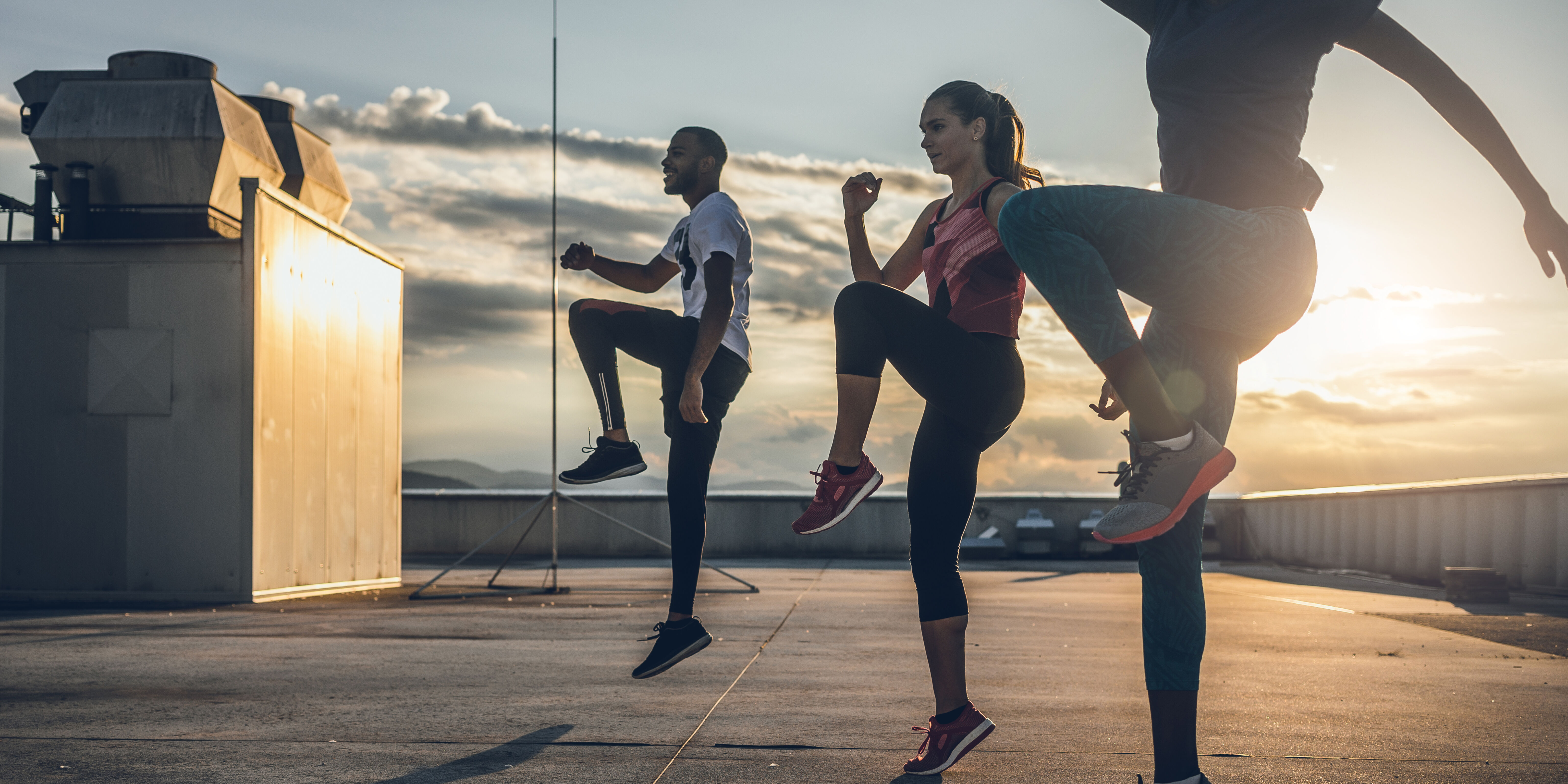 Eine Gruppe von Menschen machen einen Kniehebelauf