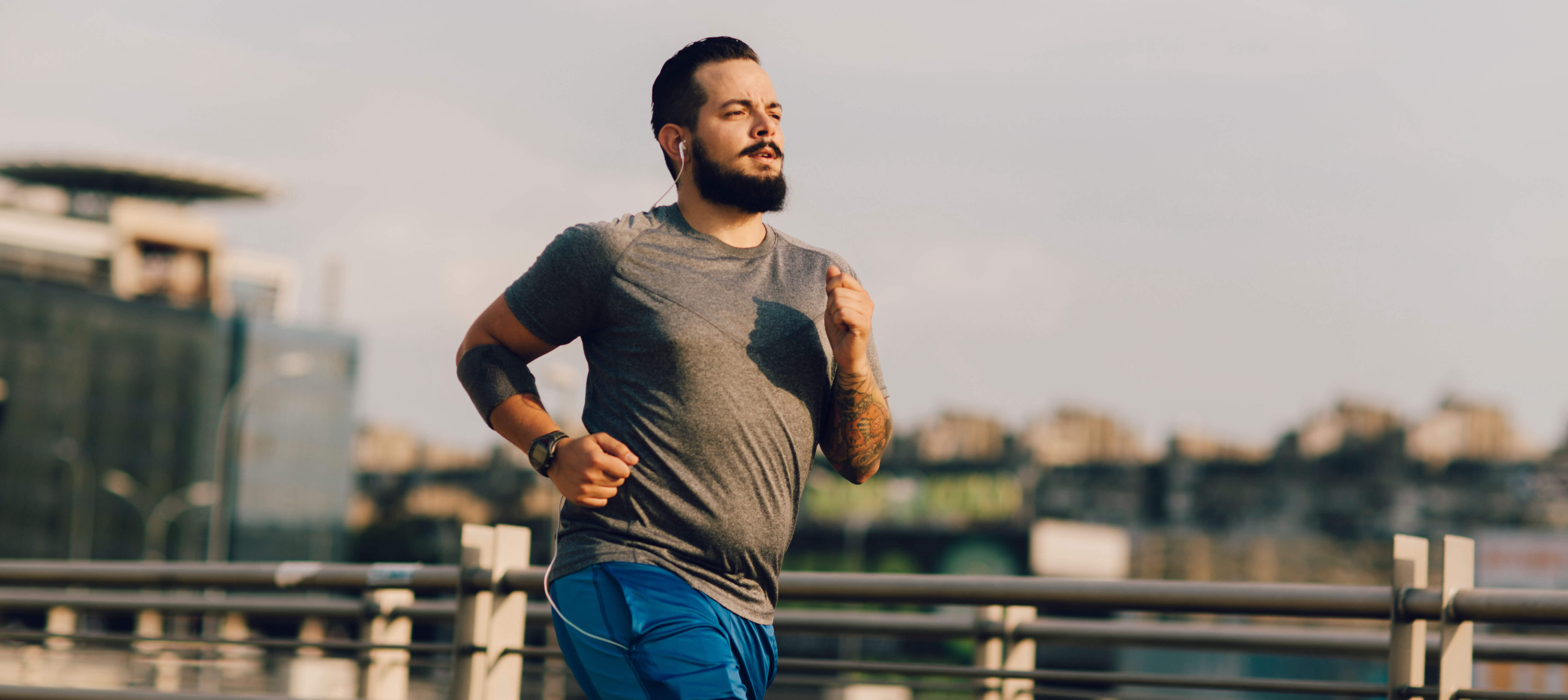 Ein Mann läuft in der Stadt