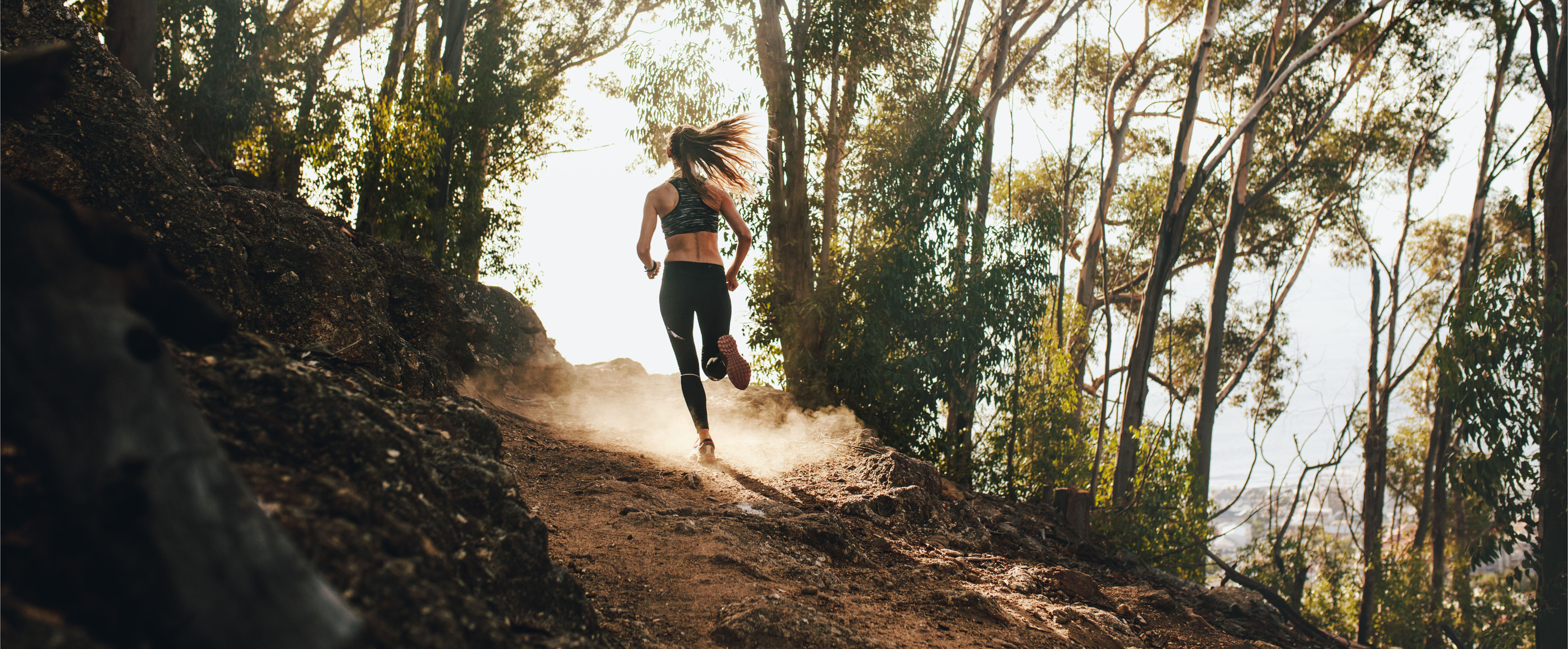 Frau läuft einen Berg hoch