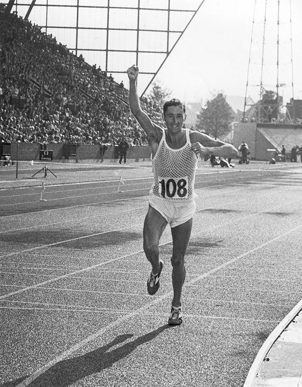 Ron Hill beim Goldmedaillen-Siegeseinlauf der Edinburgh Commonwealth Games